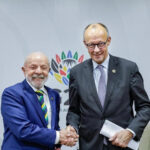 Lula e Friedrich Merz apertando as mãos após polêmica frase do alemão sobre o Brasil