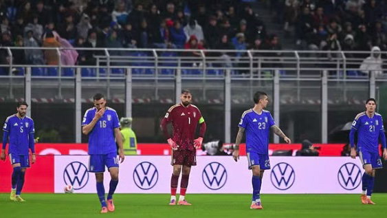 Jogadores italianos não acreditando na goleada sofrida e ter que ir para a repescagem