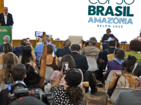 Vista aérea dos pavilhões da COP30 em Belém do Pará, com delegações internacionais circulando nos espaços da Green Zone.