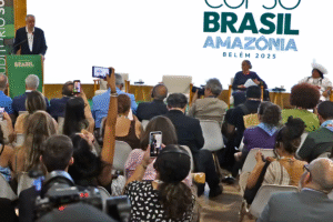 Vista aérea dos pavilhões da COP30 em Belém do Pará, com delegações internacionais circulando nos espaços da Green Zone.
