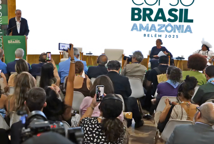 Vista aérea dos pavilhões da COP30 em Belém do Pará, com delegações internacionais circulando nos espaços da Green Zone.