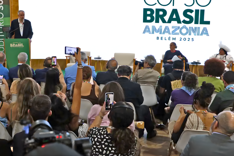 Vista aérea dos pavilhões da COP30 em Belém do Pará, com delegações internacionais circulando nos espaços da Green Zone.