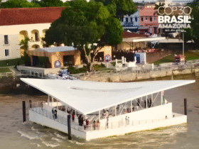 AquaPraça instalada sobre o rio Guamá, em frente ao Complexo das Onze Janelas, com visitantes caminhando pela estrutura flutuante durante a COP30 em Belém.