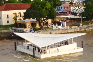 AquaPraça instalada sobre o rio Guamá, em frente ao Complexo das Onze Janelas, com visitantes caminhando pela estrutura flutuante durante a COP30 em Belém.