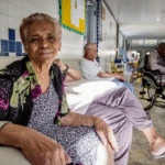 Candidatos do Enem 2025 refletem sobre o tema da redação que aborda o etarismo e o envelhecimento na sociedade brasileira.