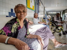 Candidatos do Enem 2025 refletem sobre o tema da redação que aborda o etarismo e o envelhecimento na sociedade brasileira.