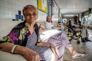 Candidatos do Enem 2025 refletem sobre o tema da redação que aborda o etarismo e o envelhecimento na sociedade brasileira.