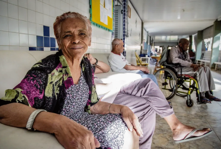 Candidatos do Enem 2025 refletem sobre o tema da redação que aborda o etarismo e o envelhecimento na sociedade brasileira.