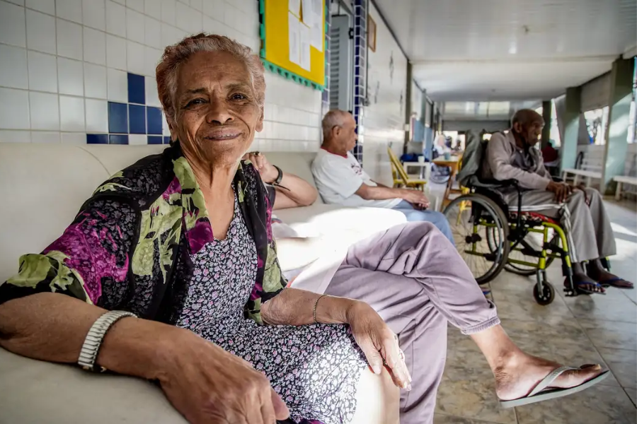 Candidatos do Enem 2025 refletem sobre o tema da redação que aborda o etarismo e o envelhecimento na sociedade brasileira.