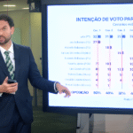 Presidente Lula acenando ao público durante evento, referência à liderança na pesquisa Quaest.