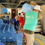 Servidores do Governo do Estado do Amapá organizam e transportam galões de água potável em embarcação destinada ao abastecimento de comunidades atingidas pela salinização das águas na foz do Rio Amazonas.