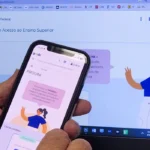 A imagem mostra a tela de um computador e de um celular logado no site do prouni