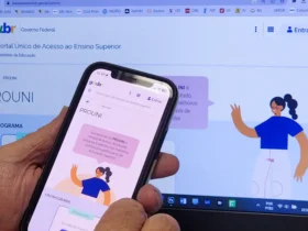 A imagem mostra a tela de um computador e de um celular logado no site do prouni