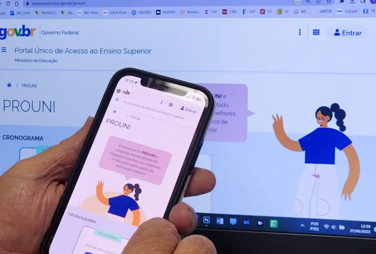 A imagem mostra a tela de um computador e de um celular logado no site do prouni