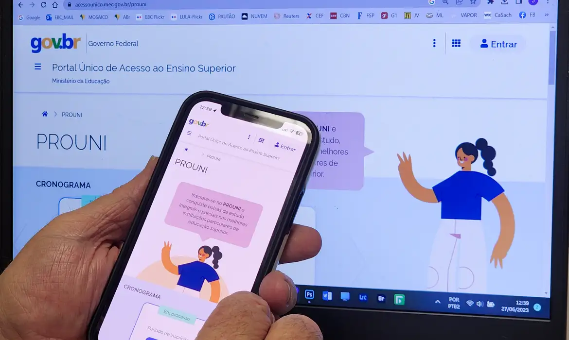 A imagem mostra a tela de um computador e de um celular logado no site do prouni