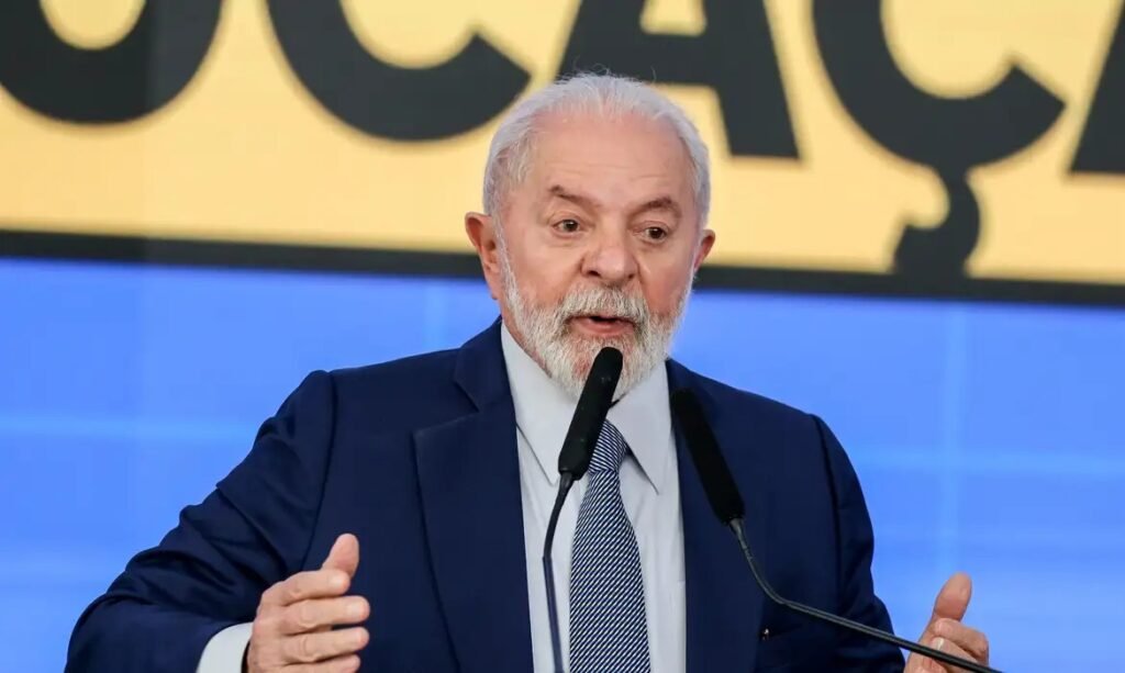 Presidente Lula aparece discursando próximo ao microfone.