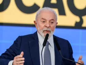 Presidente Lula aparece discursando próximo ao microfone.
