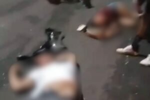 duas pessoas caídas ao chão. Imagens embaçadas devido serem fortes