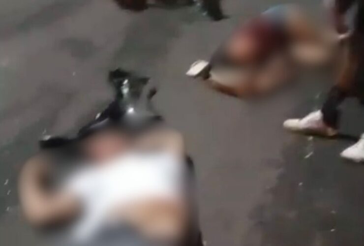 duas pessoas caídas ao chão. Imagens embaçadas devido serem fortes