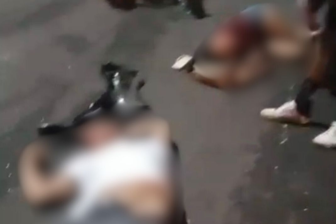 duas pessoas caídas ao chão. Imagens embaçadas devido serem fortes