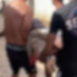 A imagem borrada mostra dois homens carregando o corpo do adolescente morto devido ao ataque