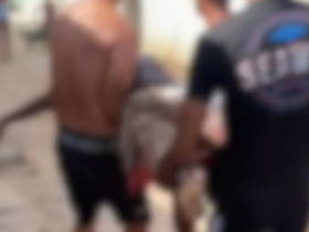 A imagem borrada mostra dois homens carregando o corpo do adolescente morto devido ao ataque