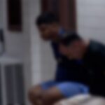 dupla presa sentada de mãos presas para trás