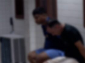 dupla presa sentada de mãos presas para trás