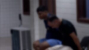 dupla presa sentada de mãos presas para trás