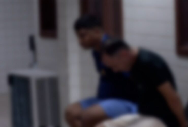 dupla presa sentada de mãos presas para trás