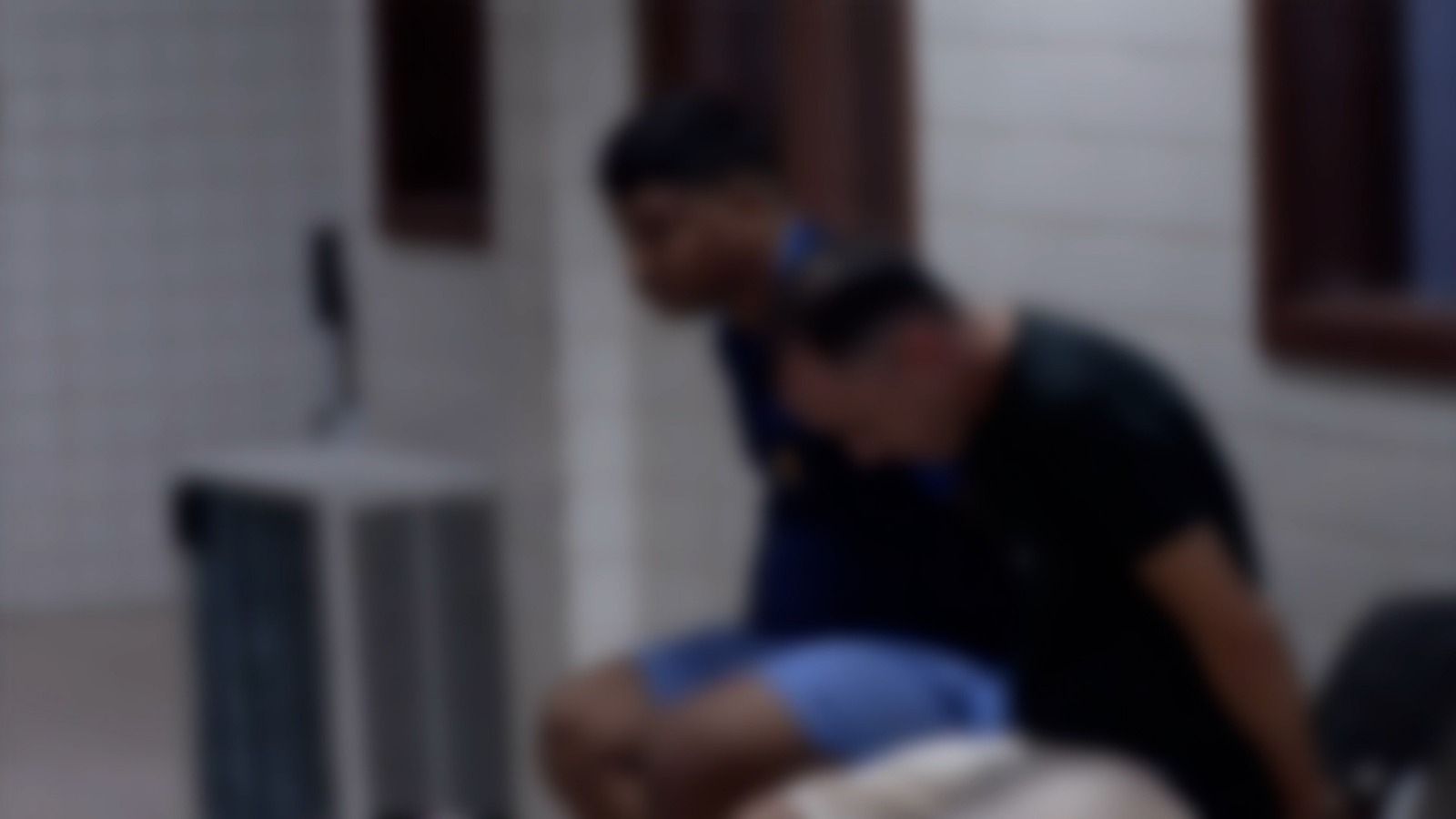 dupla presa sentada de mãos presas para trás