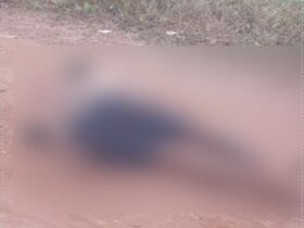 Homem morto a tiros em Marabá caído sem vida ao chão. Foto está embaçada