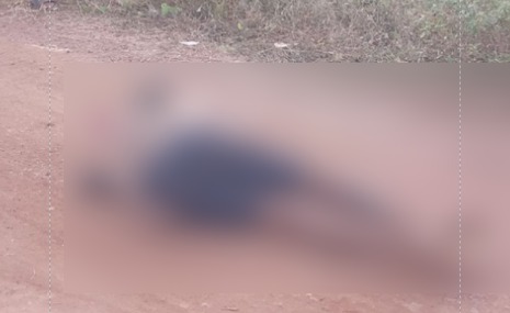 Homem morto a tiros em Marabá caído sem vida ao chão. Foto está embaçada