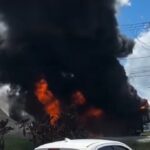 Fumaça preta em ônibus que pegou fogo