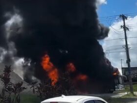 Fumaça preta em ônibus que pegou fogo