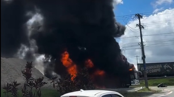 Fumaça preta em ônibus que pegou fogo