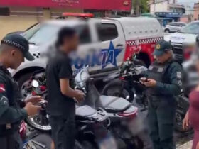 Policiais junto com proprietários da motocicleta furtada