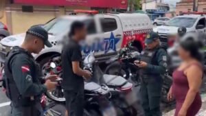 Policiais junto com proprietários da motocicleta furtada