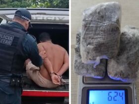 Homem preso pela Polícia Militar, sem blusa, apenas de bermuda, dentro do camburão policial