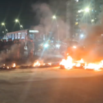 a imagem mostra motociclistas queimando pneus e interditando a rodovia augusto montenegro