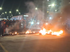 a imagem mostra motociclistas queimando pneus e interditando a rodovia augusto montenegro