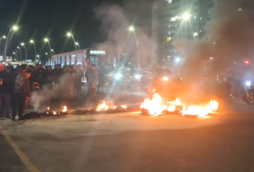 a imagem mostra motociclistas queimando pneus e interditando a rodovia augusto montenegro