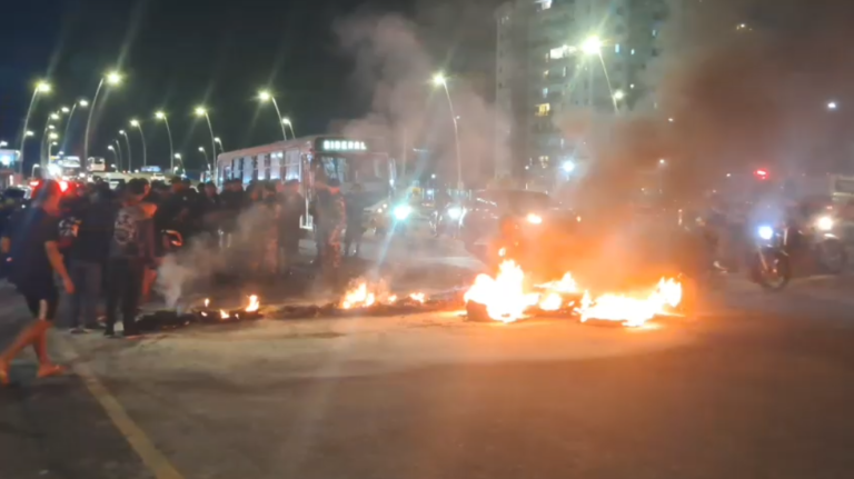 a imagem mostra motociclistas queimando pneus e interditando a rodovia augusto montenegro