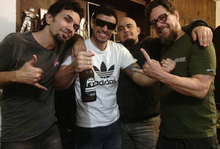 A foto mostra os integrantes da banda Raimundos em um momento descontraído: (Da esquerda para a direita) Marquim, Caio, Digão e Canisso.