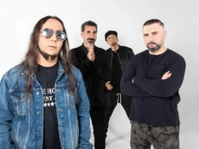 a imagem mostra os integrantes da banda System Of a Down; Da esquerda para a direita: Daron, Serj, Davo e John