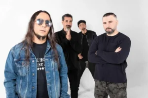 a imagem mostra os integrantes da banda System Of a Down; Da esquerda para a direita: Daron, Serj, Davo e John