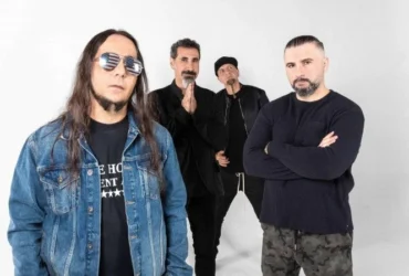 a imagem mostra os integrantes da banda System Of a Down; Da esquerda para a direita: Daron, Serj, Davo e John