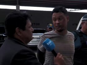 suspeito dando entrevista ao repórter, na companhia do policial militar