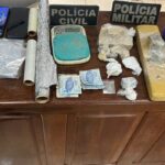 itens apreendidos com os suspeitos: celulares, drogas