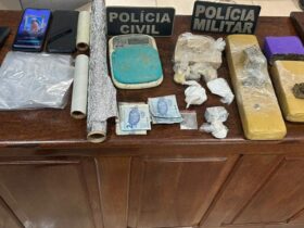 itens apreendidos com os suspeitos: celulares, drogas